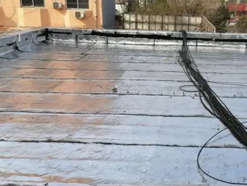 新建卫生间漏水维修公司分享下新建屋面楼顶防水刚性防水层施工要点。